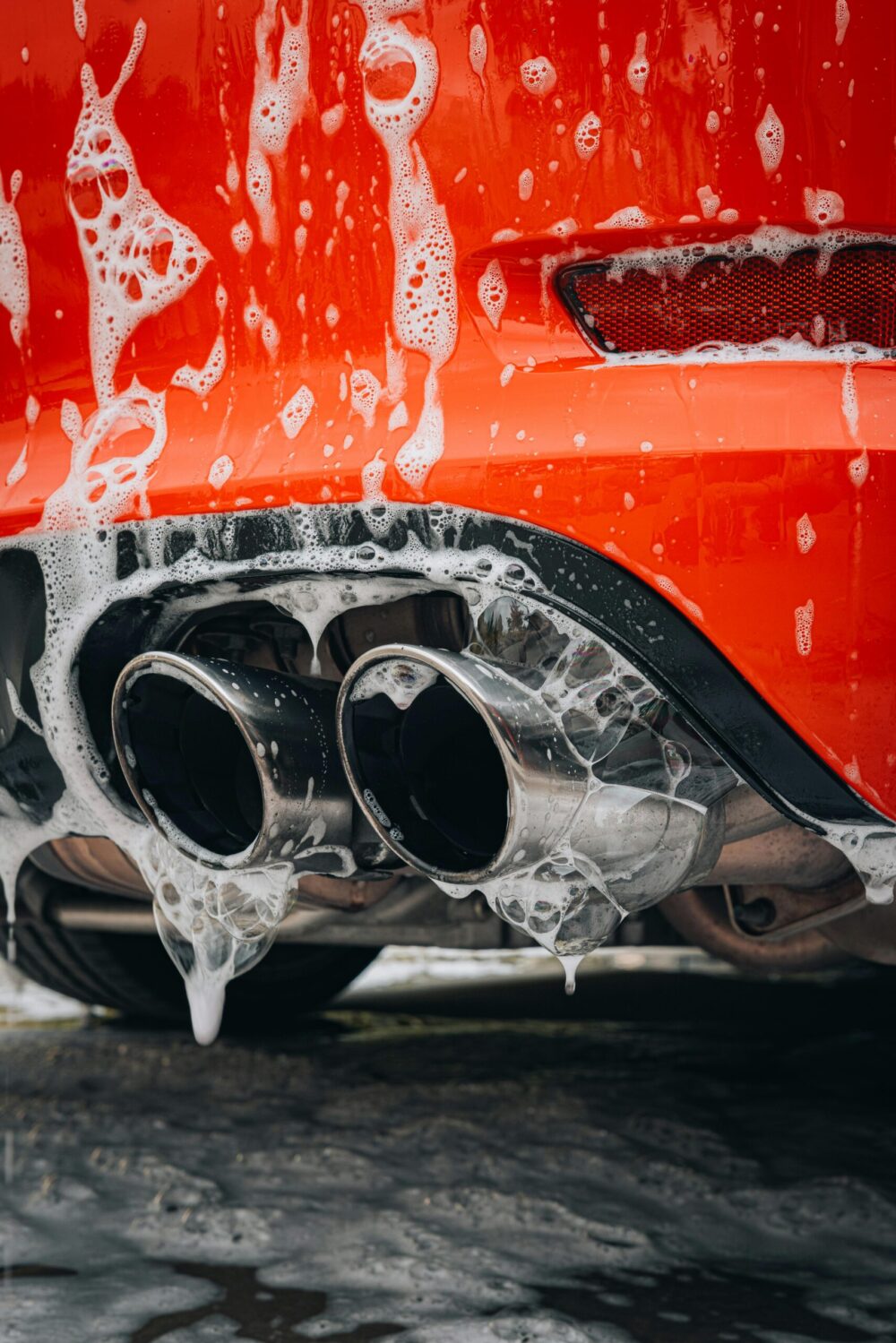 Rode auto die gewassen wordt