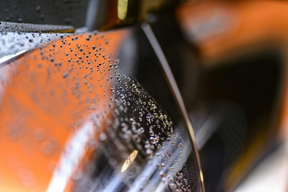 Gewassen auto met waterdruppel